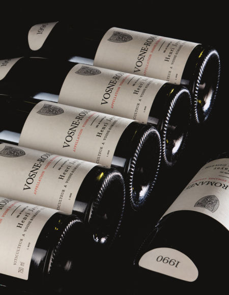 拍品编号21 Vosne-Romanée 1990年 12瓶 估价： 港币180,000 - 220,000 1990年份：正如亨瑞‧贾耶所言：「Premier Cru。六月的天气清凉且不稳定，造就悠长的开花期……因而生长出细小优质的葡萄，产量不多。」他并指出：「儘管葡萄含糖量高，但酸度显着。这次收成较1989年更『清爽』，因此更易酿製。」