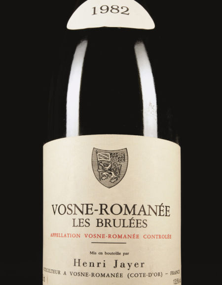 拍品编号35 Vosne-Romanée Premier Cru 「Les Brûlées」1982年 12瓶 估价： 港币240,000 - 280,000 非常新鲜，複杂而引人入胜的味道现在完全成熟了。最初，风味很丰富完满，醒酒一小时之后，82年柔情的一面开始显现出来。显然，这是一款毫无疑问的好酒，也是本年份绝佳的作品。简而言之，无懈可击！现在就可以喝，并且能够继续陈放10年。2004年5月10日，ALLEN MEADOWS