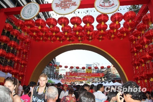 资料图: 农历大年初一下午的曼谷唐人街耀华力路,灯笼高挂,锣鼓喧天,人声鼎沸,数十万人磨肩接踵地拥挤在长达2公里长的曼谷唐人街耀华力路两旁,翘头等待诗琳通公主驾临并主持2010欢乐春节文化活动开幕式。图为热闹非凡的耀华力路。 资料图: 农历大年初一下午的曼谷唐人街耀华力路,灯笼高挂,锣鼓喧天,人声鼎沸,数十万人磨肩接踵地拥挤在长达2公里长的曼谷唐人街耀华力路两旁,翘头等待诗琳通公主驾临并主持2010欢乐春节文化活动开幕式。图为热闹非凡的耀华力路。