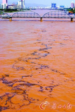 2007年6月17日，一场大雨过后，黄河兰州段又遭污染，而这次污染的是大量的生活垃圾，整个污染带长数十公里。CFP供图