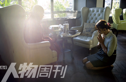 仰光一家西餐厅,来此乞食的比丘为虔诚的女服务生诵经祈福 仰光一家西餐厅,来此乞食的比丘为虔诚的女服务生诵经祈福