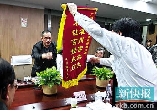市民梁令德向市城管执法局领导送锦旗。新快报记者 王飞/摄 新快报记者 李佳文 市民梁令德向市城管执法局领导送锦旗。新快报记者 王飞/摄 新快报记者 李佳文