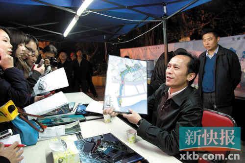 荔枝湾二期工程现场,周亚伟正连夜办公。李小萌/摄(资料图片) 荔枝湾二期工程现场,周亚伟正连夜办公。李小萌/摄(资料图片)