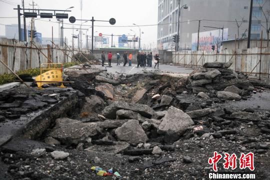 27日下午,杭州地铁一号线终点站附近的胜稼路与九沙大道交叉口北侧一段路面,出现了大面积塌陷路面,开裂塌陷大坑约3米多深。 李晨韵 摄 27日下午,杭州地铁一号线终点站附近的胜稼路与九沙大道交叉口北侧一段路面,出现了大面积塌陷路面,开裂塌陷大坑约3米多深。 李晨韵 摄
