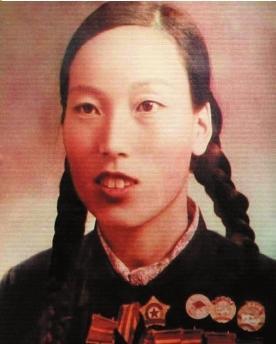 参加第二届全国人大会议的申纪兰。 图/CFP 参加第二届全国人大会议的申纪兰。 图/CFP