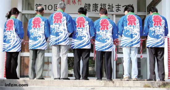 座间味岛上的庆典活动 (南方周末记者 袁蕾/图) 座间味岛上的庆典活动 (南方周末记者 袁蕾/图)