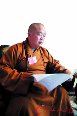 释永信接受本报专访。记者乔军伟、邱伟荣摄 释永信接受本报专访。记者乔军伟、邱伟荣摄