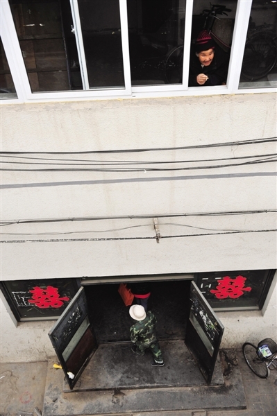 小黄庄路西口的一栋老旧居民楼。 小黄庄路西口的一栋老旧居民楼。