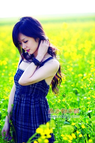 韩国明星张娜拉也发布了自己在济州岛油菜花丛中的写真照。CFP供图 韩国明星张娜拉也发布了自己在济州岛油菜花丛中的写真照。CFP供图