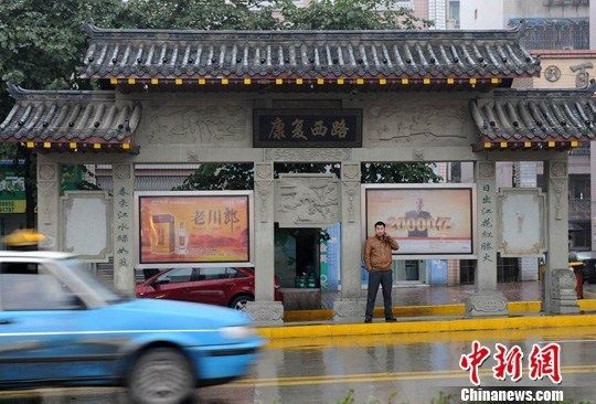 四川“最牛公交站”造价10万,单个耗石60吨。图为3月初,乘客在青石打造的“最牛公交站”候车。张浪 摄 四川“最牛公交站”造价10万,单个耗石60吨。图为3月初,乘客在青石打造的“最牛公交站”候车。张浪 摄
