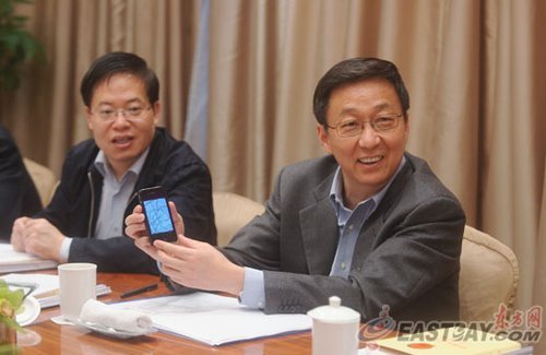 上海代表团小组审议现场,韩正拿出手机现场介绍“点击进入上海发布”的情况 上海代表团小组审议现场,韩正拿出手机现场介绍“点击进入上海发布”的情况