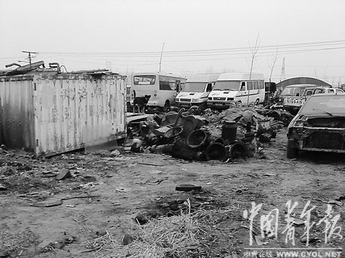 河南瑞福达实业有限公司院内停放着两辆白色依维柯校车,据负责人讲,就是前不久报废的校车。记者 王俊秀摄 河南瑞福达实业有限公司院内停放着两辆白色依维柯校车,据负责人讲,就是前不久报废的校车。记者 王俊秀摄
