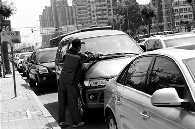 北京路边黑停车位日收停车费千元 划车位没人