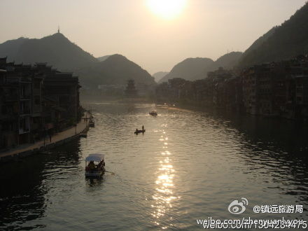 镇远古镇就是一个农家大姐,虽然跟不上时代的潮流,甚至有些粗糙,,却充满了生活的气息,有浑然天成的质朴,吸引人去亲近她~ 镇远古镇就是一个农家大姐,虽然跟不上时代的潮流,甚至有些粗糙,,却充满了生活的气息,有浑然天成的质朴,吸引人去亲近她~