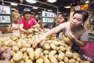 ■市民在超市选购土豆。