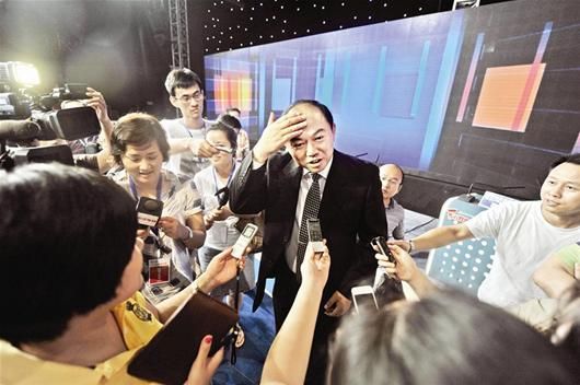 图为:问政结束后副市长胡立山对记者说:“很紧张,还在冒汗” 记者萧颢摄 图为:问政结束后副市长胡立山对记者说:“很紧张,还在冒汗” 记者萧颢摄