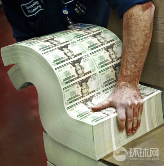 工作人员将成捆的纸钞搬运到裁剪部门。PAUL J RICHARDS 东方IC