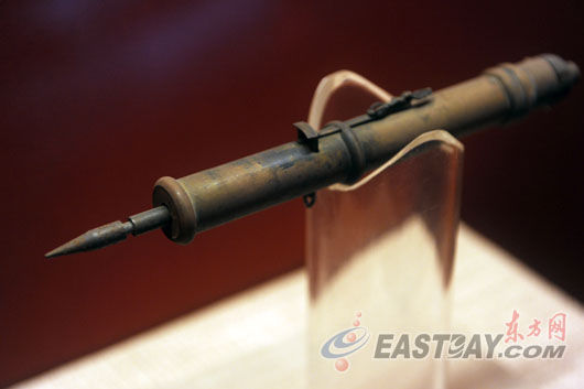 手掷暗器中比较有特色的“袖箭”。