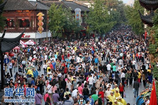 当日是国庆节,南京夫子庙景区内游客摩肩接踵,来自全国各地的游客在