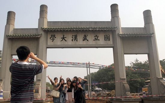 2012 10月9日，武大经济与管理学院大四学生在牌坊前留影