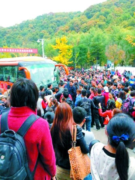 白云山景区拥堵的游客(网友供图) 白云山景区拥堵的游客(网友供图)