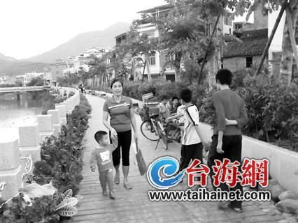 坂仔镇沿溪而建的木栈道别有一番景致 坂仔镇沿溪而建的木栈道别有一番景致