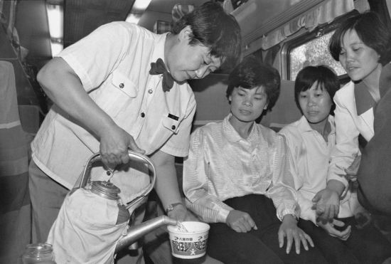 这是1993年拍摄的京广铁路线上的列车员王艳华在为旅客服务。(新华社记者 唐召明/图) 这是1993年拍摄的京广铁路线上的列车员王艳华在为旅客服务。(新华社记者 唐召明/图)