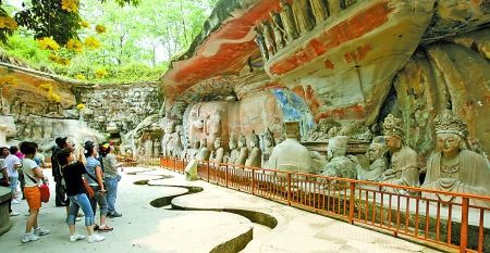 游客在大足石刻参观 游客在大足石刻参观