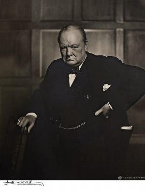 《丘吉尔》 尤素福·卡什是一位享誉国际的肖像摄影家。 此张照片摄于1941年12月。在拍摄时,卡什看到丘吉尔叼着一支雪茄,神情闲散,与人们熟知的坚毅、自信、镇定不相符,于是,卡什走近丘吉尔,一把扯掉了他嘴上的雪茄。丘吉尔正要发怒,卡什按下了快门。就这样,一张世界名作诞生了。这张照片发表后,极大地激励了英国人民反抗德国法西斯的斗志,成为英国人民的精神象征。照片本身也成为世界摄影史上最著名最重要的影像。