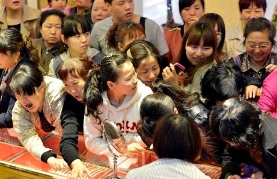 法靠近金饰柜台 得往里挤 法靠近金饰柜台 得往里挤