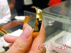 金手镯上长了白斑。 金手镯上长了白斑。