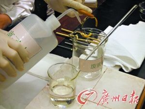 弱酸液体很容易清洗掉红斑或白雾。 弱酸液体很容易清洗掉红斑或白雾。