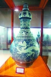 明宣德青花留白海水龙纹塔式瓶一对 明宣德青花留白海水龙纹塔式瓶一对