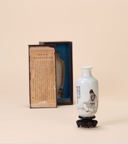 图录号：2488 王琦 粉彩《东篱采菊》图赏瓶 1929年 尺寸：15.5cm 估价：1,400,000—1,800,000RMB。