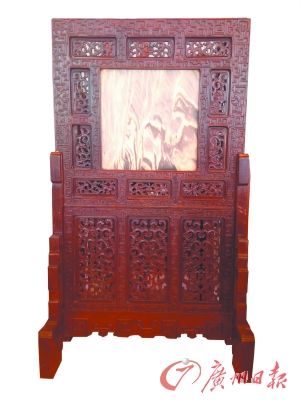 买家放在寄售店里的红木家具，此为酸枝插屏。