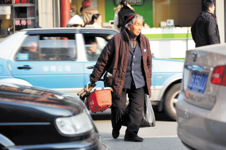  北京老人意外險開賣，老人在公交、地鐵、公園、博物館、醫療機構等公共服務場所發生意外，將得到更多保障。不過，目前長沙險企暫無此類保險提供。 CFP供圖