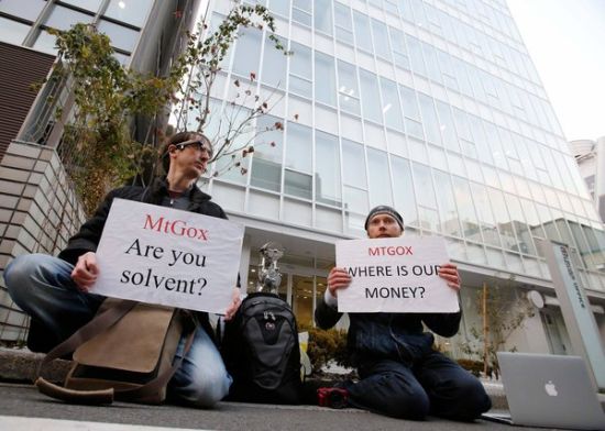 抗议者在Mt. Gox位于东京市中心的办公室外