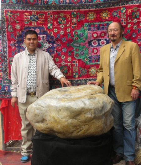 图为玉石收藏家塔依尔·玉素甫(左)和它收藏的和田玉。　王拓 摄