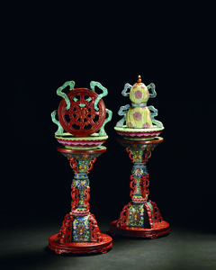 清乾隆 粉彩描金花卉八吉祥供器 清乾隆 粉彩描金花卉八吉祥供器