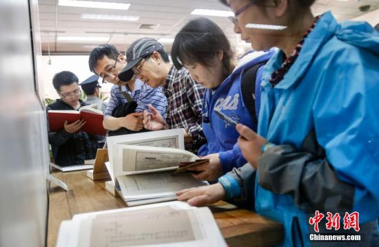 5月4日,观众在北京大学图书馆观看善本展介绍。 5月4日,观众在北京大学图书馆观看善本展介绍。