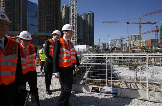 香港与内地联结的高铁建设频频延期，仅26公里的长度建设时间超过6年。外界指责港铁隐瞒延误进度情况，高铁工程总监周大沧、西九总站工程总经理Alan Myers被迫辞职，港铁行政总裁及乃至政府运输及房屋局局长都遭波及被指“失职”。（路透社图片）