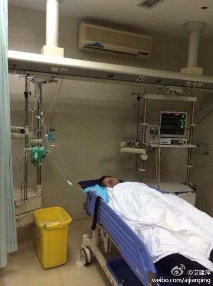 雷士照明吴长江助理打成重伤在医院。图片来源艾建萍新浪微博