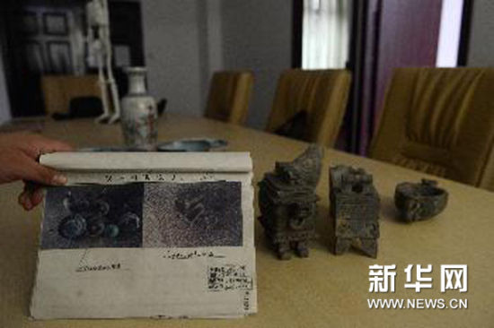 8月20日，贵州省台江县警方向记者展示扣押物品，与2001年警方拍摄的原始卷宗照片作对比。