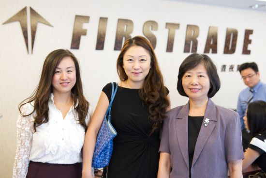 北美新浪总经理陈岸(左二)、北美新浪销售经理Candy Fang(左一)和第一证券首席行政长Julie Ku在法拉盛分行合影