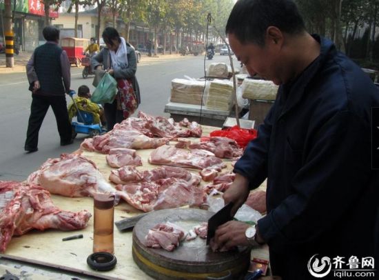 图为范敬增正在切肉