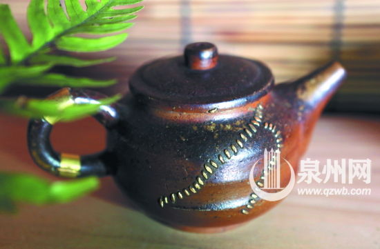 经锔补修复的茶壶,打上岁月的补丁。 经锔补修复的茶壶,打上岁月的补丁。