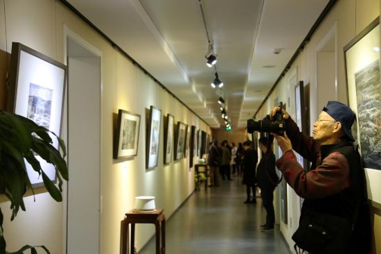 观众在参观黄健老师作品并拍照留念 观众在参观黄健老师作品并拍照留念
