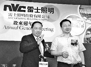 王冬雷(左)和吴长江(右)于去年同时亮相雷士照明发布会. ic/供图
