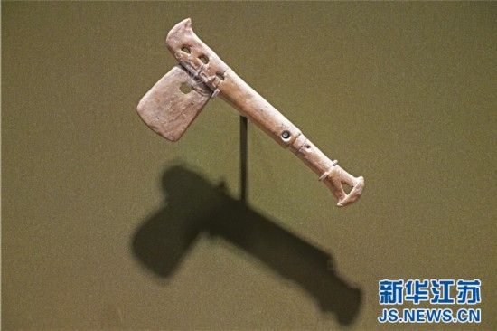 南京博物院历史馆展出的远古时期时代的石器工具,恰似一把现代"手枪"