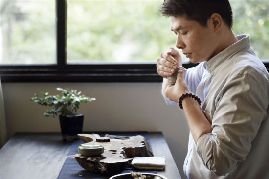 品香在台湾日益盛行，一些老茶馆也开始举行品香活动。图为一位爱好者在紫藤庐茶艺馆的品香活动中闻香